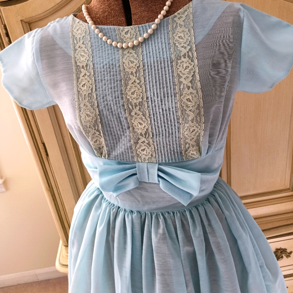 STUNNING, RARE VINTAGE 1950S PARTY DRESS WITH PINTUCKS, LACE AND CRINOLINE! - Picture 3 of 15